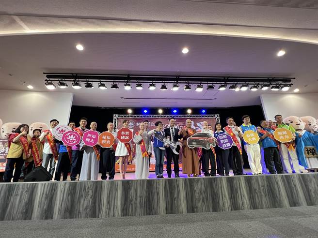 桃园副市长苏俊宾今和明霭法师等人敲锣，宣布启动。