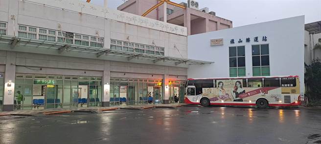 高雄旗山转运站近日出现一名男子向路人自称钱包遗落在公车上，没钱搭车返家，博取民眾同情，再骗取金钱，民眾千万勿上当。（林雅惠摄）