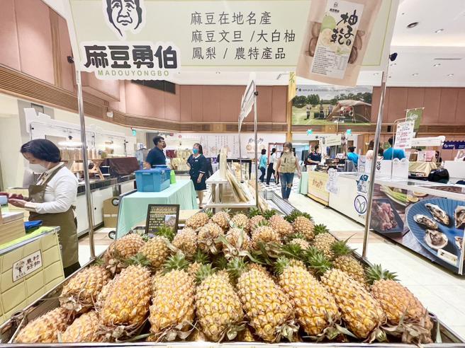 SOGO忠孝馆「夏果Ｘ游飨农村好物展」现场贩售新鲜金钻凤梨。（SOGO提供）
