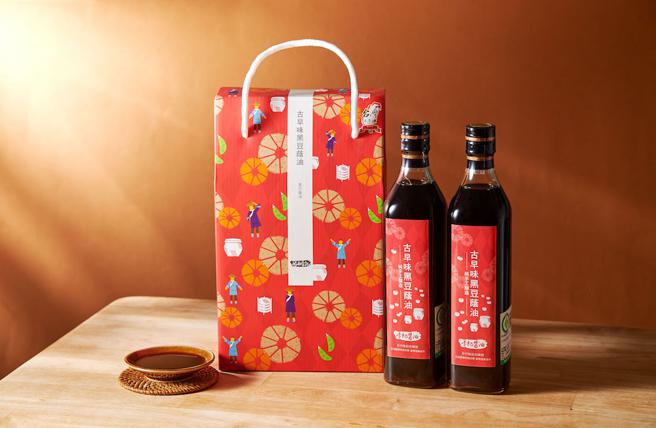 SOGO忠孝馆新竹关西镇李记酱油－古早味黑豆荫油礼盒，原价620元、特价550元。（SOGO提供）