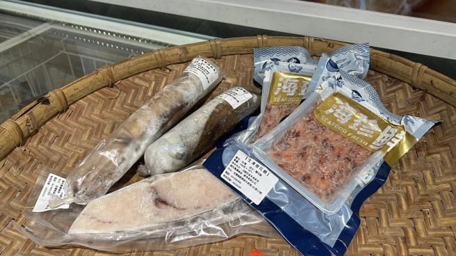 比漾广场粮心聚落生冻樱花虾120元／包、 白旗鱼200元／包。（比漾广场提供）