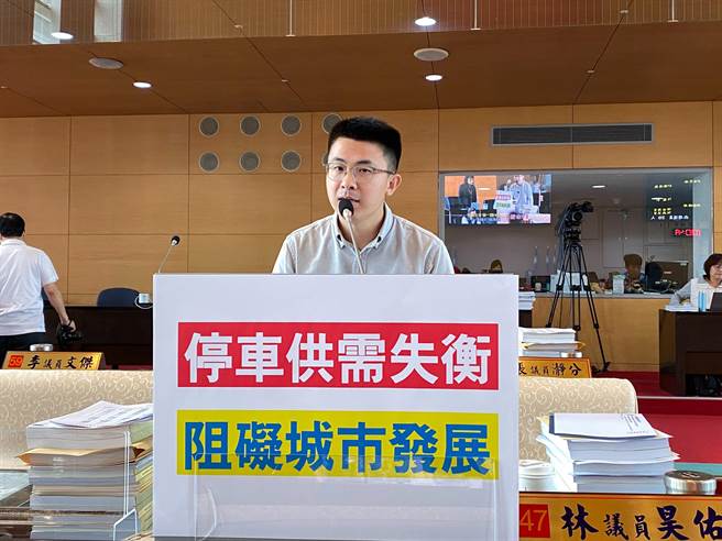 台中市议员林昊佑认为，除了盖停车场也应加强管理提升周转率。（张亦惠摄）