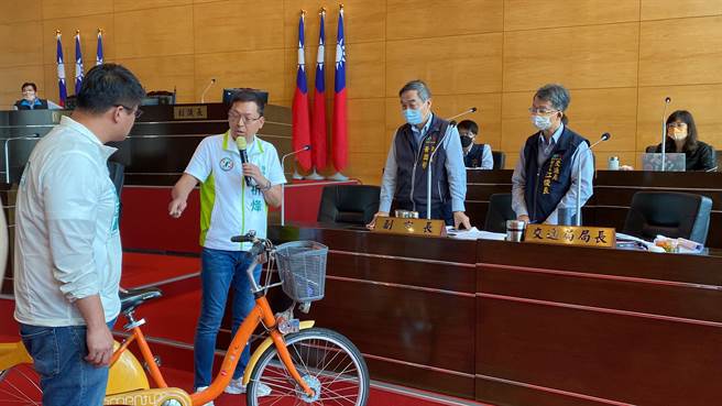 台中市議員林祈烽16日交通地政業務質詢時指出，YouBike1.0車輛不僅斑駁鏽蝕、坐墊還龜裂破損。（張亦惠攝）