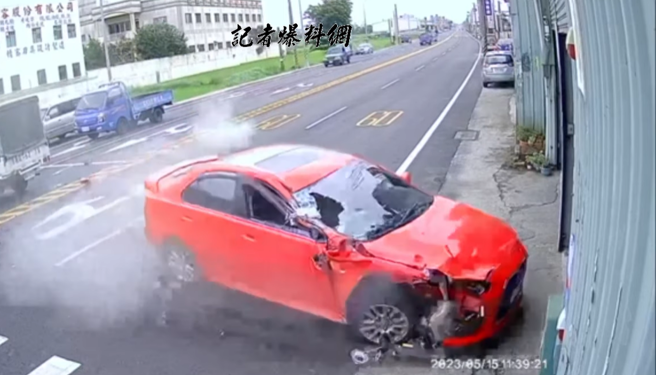 王男先撞上货车车尾，又开进一间材料行撞毁3辆机车，最后开进小巷后自撞水沟护栏，车头几乎全烂，他还下车步行打算弃车逃逸。（翻摄自记者爆料网）