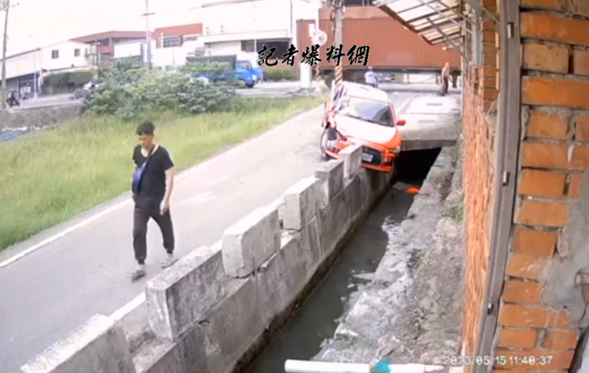 王男先撞上货车车尾，又开进一间材料行撞毁3辆机车，最后开进小巷后自撞水沟护栏，车头几乎全烂，他还下车步行打算弃车逃逸。（翻摄自记者爆料网）