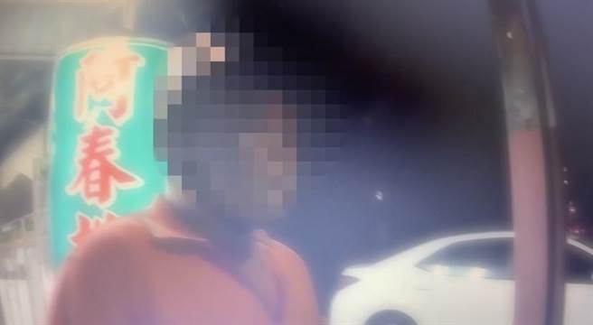 邱姓男子凌晨手刁香菸骑乘普重机车，巡逻员警见状上前劝导，不过邱男却紧急加速逃逸，警方立即将他拦停，进而查获他家暴通缉身分。（警方提供／林雅惠高雄传真）