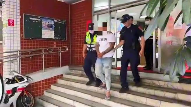 三重警方近期针对黑帮分子加强扫荡，23岁竹联帮弘仁会成员林姓男子12日遭发布洗钱通缉，13日白天出门购物时随即遭巡逻员警逮个正着，结果林男趁隙逃跑百公尺还是被警方压制逮捕。(黄敬文翻摄)