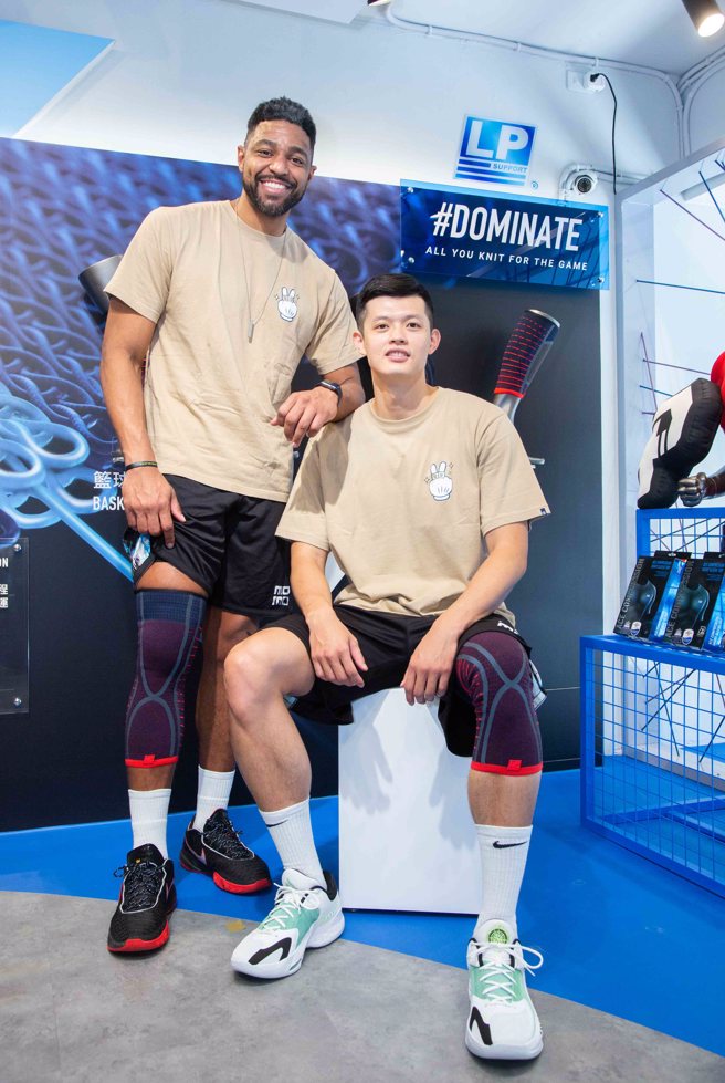PLG台北富邦勇士辛特力（左）、林孟学（右）体验LP新产品。（LP提供）