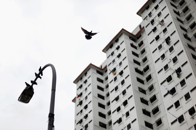 新加坡35岁以下年轻人不符合公宅申请资格，若要搬出家里在外自住，为了省钱，只能选择与人合租。（资料照／美联社）