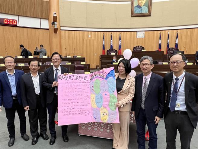 张硕芳将一封来自特殊儿童家庭的手作信转交予张善政，期盼市长聆听类似家庭的心声。(蔡依珍摄)