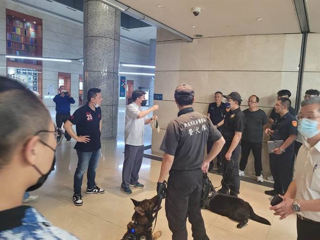 警方清空圖書館全面搜索。（警方提供）