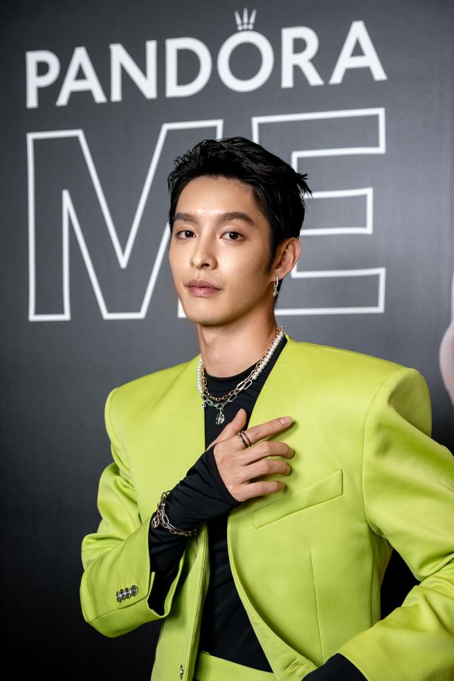 新生代男星曹佑寧鲜艳苹果绿西装搭配PANDORA饰品，犹如萤光棒般闪耀。（PANDORA提供）