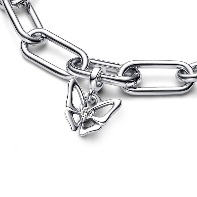 PANDORA ME 蝴蝶迷你吊坠，880元。（PANDORA提供）