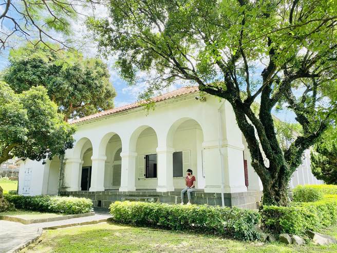 配合518国际博物馆日，新北市立淡水古蹟博物馆推出「518微逛古蹟轻旅行」、「粉丝专属限定礼」各200组、「玩印海关」限量50组、10座古蹟免费入馆、「红城小舖」自营商品八折等活动。图为「小白宫」前清淡水关税务司官邸。（黄敬文翻摄）