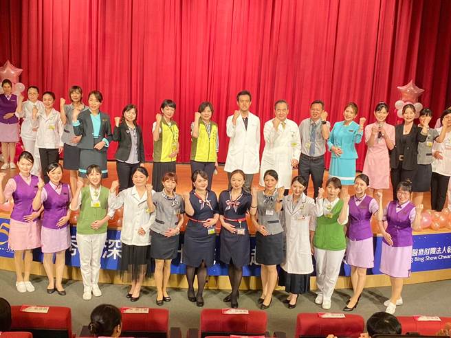 秀傳醫療體系16日在彰濱秀傳醫院舉辦「服務禮儀種子講師動態展演成果發表會」，由院方專業的服務團隊進行儀態展演，展現秀傳醫療團隊的成長與蛻變。（秀傳醫院提供／吳建輝彰化傳真）