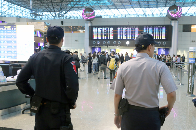 一名网友与5名担任警察的同学聊天，抱怨工作事多人少「不是人干的」，让他好奇台湾警察是不是太少了。（示意图／报系资料照）

