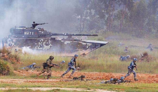 前海军上校黄征辉日前指出，若台海发生衝突，共军不会用航母兵力打台湾东面，可说是画蛇添足，又很容易被攻击，但如果是直接打台北，就非常近。图为大陆解放军演习画面。（图／中新网）