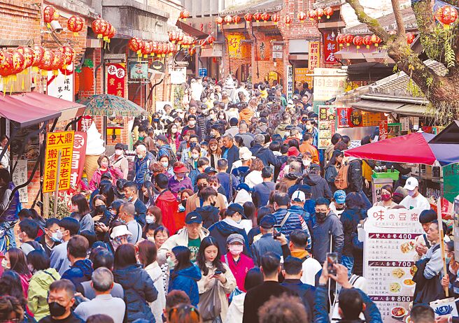 民眾發起連署，提案讓台灣成為亞洲首個「周休三日」的國家，該案達連署門檻，政府6月26日將透過平台回應。圖為民眾趁著假日出門遊玩，深坑老街被滿滿人潮擠得水洩不通。（本報資料照片）