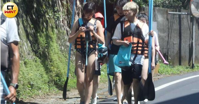 李承隆和艾莉儿换好服装准备下水。（图／本刊摄影组）