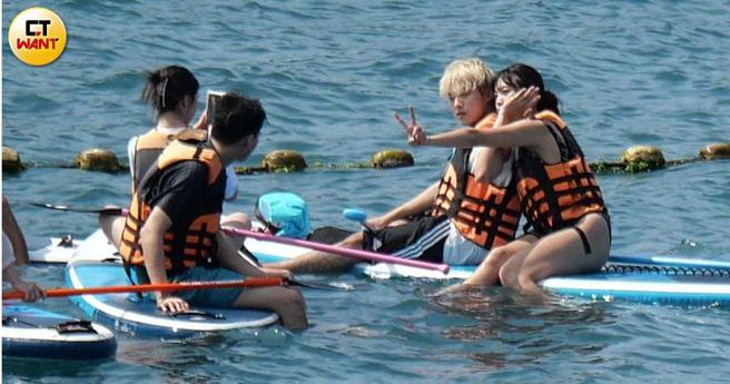 眾人开始下海大玩立式桨板，还纷纷拿出手机互拍。（图／本刊摄影组）