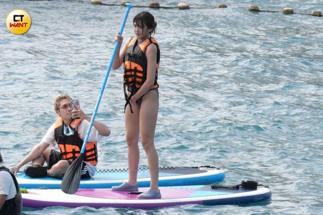 艾莉儿起身时，李承隆帮她拍摄男友视角的长腿美照。（图／本刊摄影组）