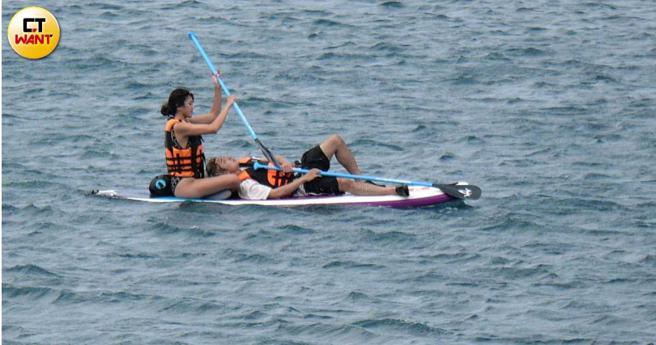 李承隆躺在艾莉儿腿上，浪漫如画。（图／本刊摄影组）