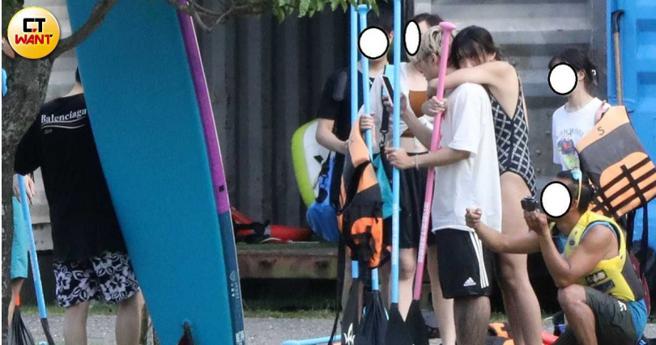 上岸后艾莉儿一直从李承隆后方贴身拥抱，完全不在意友人在身边。（图／本刊摄影组）