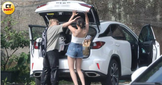 开车厢时，李承隆担心高个头的艾莉儿会撞到头，还伸手帮忙护住头部。（图／本刊摄影组）