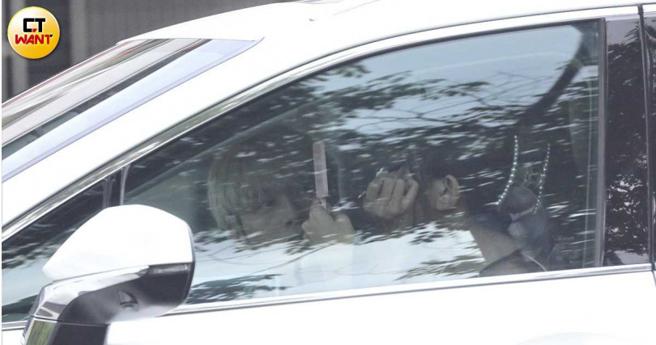 两人回到车上，李承隆细心地帮艾莉儿补妆。（图／本刊摄影组）