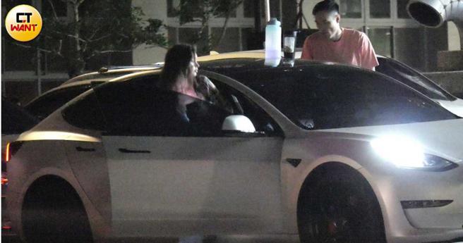 张宗宪比完赛后载着他的胜利女神开车前往台北市中正区一家纯素餐厅享用美食。（图／本刊摄影组）