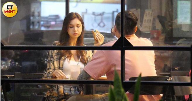 用餐时可见张宗宪女友Alisa美丽的脸庞。（图／本刊摄影组）