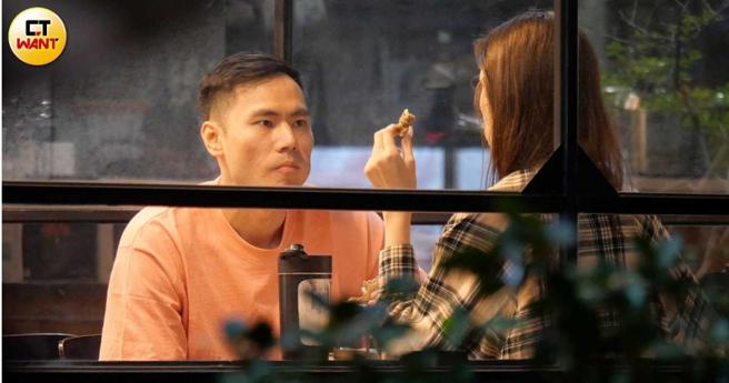 张宗宪边吃边专心听着女友讲话。（图／本刊摄影组）