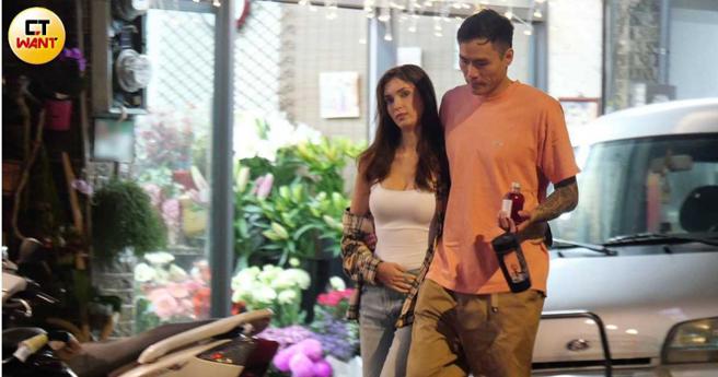 一走出素食餐厅，小俩口立刻甜蜜地黏在一起，一路上都紧搂着对方。（图／本刊摄影组）