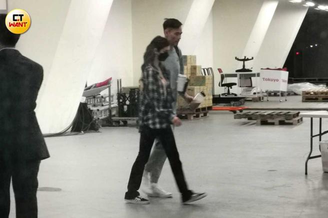 3月18日晚间7点半左右，张宗宪赛后和Alisa一起走出球馆。（图／本刊摄影组）