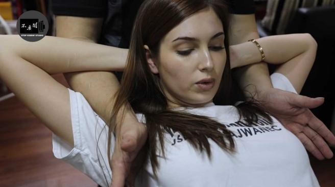 Alisa在《俄国声优体验整復推拿》影片中的娇喘求饶声，让观眾直呼冻未条。（图／翻摄《不要闹工作室》YT）