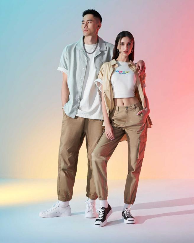 张宗宪和Alisa大方同框，共同诠释运动品牌经典鞋款。（图／取自CONVERSE脸书）