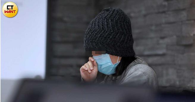  艾爾莎前學員花花（化名）想精進自己的婚禮主持技巧而報名上課，卻遭到PUA控制，前後付出800多萬都無法脫身。（圖／周志龍攝）