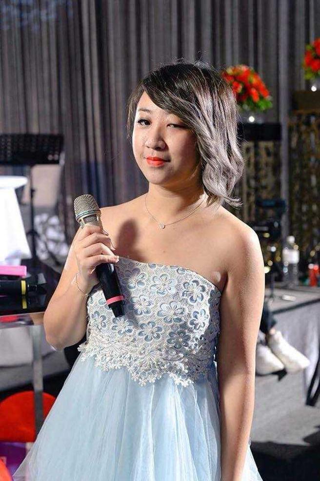 艾尔莎是许多新人眼中的神级婚礼主持，私底下却以「臭婊子」、「垃圾」等恶毒言语咒骂学员。（图／翻摄艾式团队婚礼主持-艾尔莎自媒体自信养成术脸书）