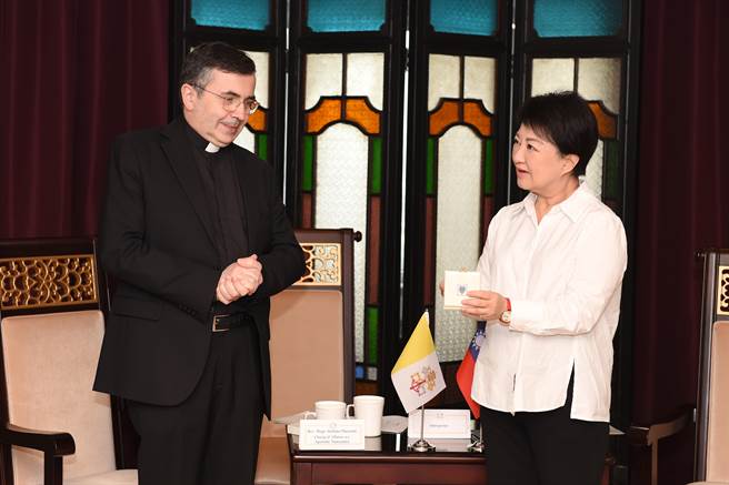 馬德範致贈教宗就任銀質紀念徽章給盧秀燕市長。（靜宜大學提供）
