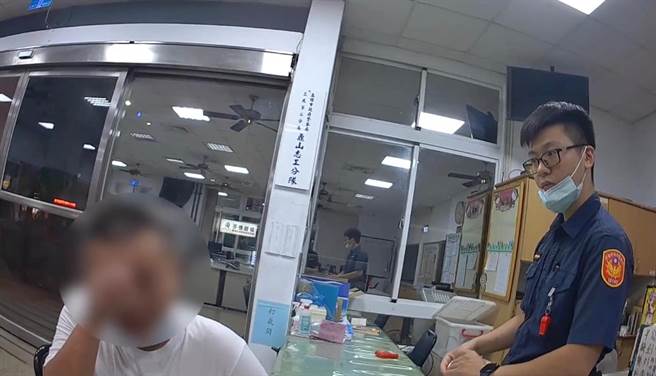 41歲的童姓男子日前因為薪資問題與母親意見不合，難過地走出家門想輕生，但途中路過三民二分局鼎山所，便走進派出所裡表示訴苦。（高市三民二分局提供／楊舒婷高雄傳真）