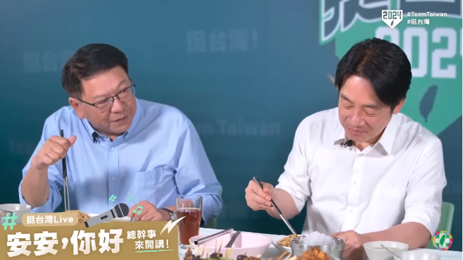 民进党主席赖清德(右)16日晚间与竞选总干事潘孟安(左)吃播。（中时资料照）