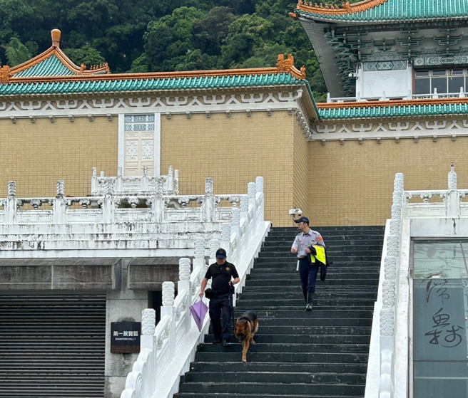 警方会同故宫驻警队队长至馆内巡查，队长表示刻正由侦爆犬与同仁监控录影监视系统过滤。（图／警方提供）