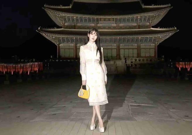 IU 30岁生日当天出席Gucci 2024早春系列大秀。（节自官方大秀影片）
