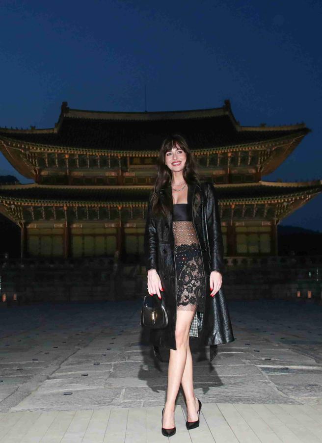 「格雷女」达珂塔强生（Dakota Johnson）出席Gucci 2024早春系列大秀。（节自官方大秀影片）