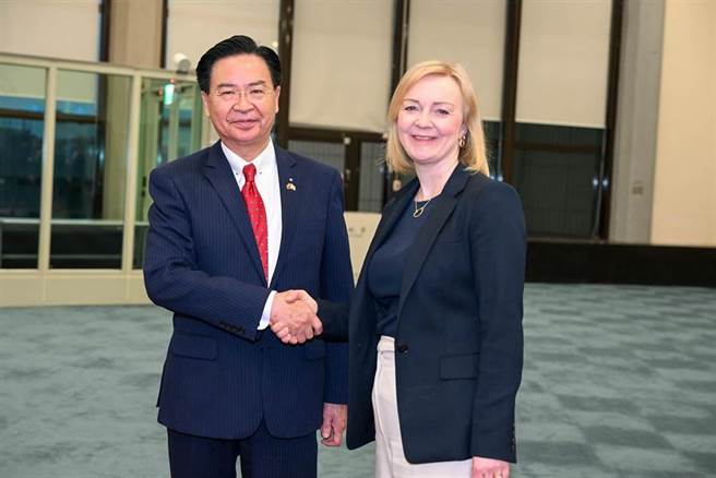 前英相特拉斯16日晚间访台，中国驻英国使馆批评是借台湾问题搞「政治秀」。（陈麒全摄）