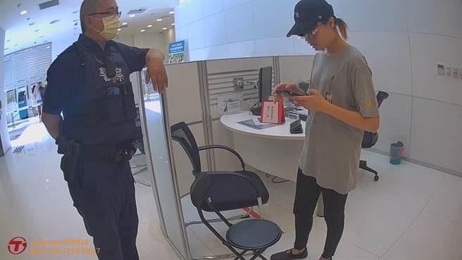 左营警方识破骗徒的假投资真诈财老哏，劝阻蔡姓女子匯款。（警方提供／林瑞益高雄传真）