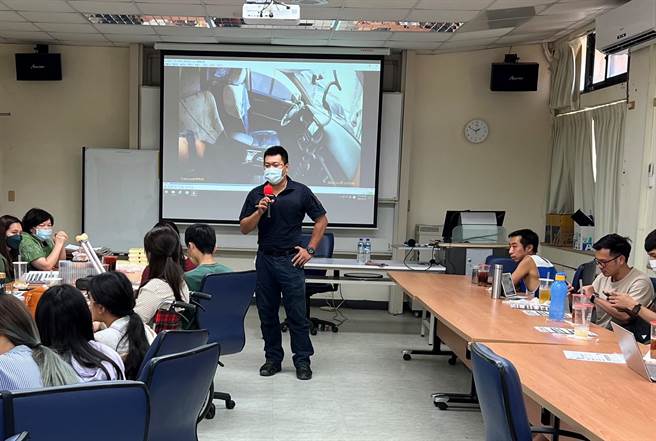 楠梓警方日前到高雄科技大学宣导反诈骗。（警方提供／林瑞益高雄传真）