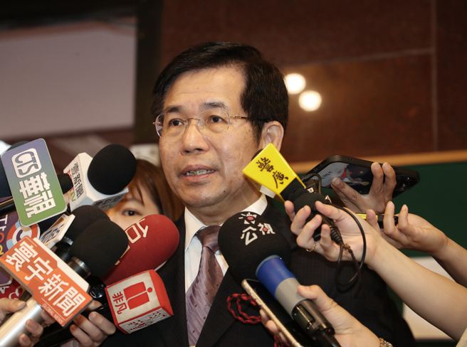 教育部长潘文忠今天表示，私校退场后的土地拿来盖社宅，是可行方向之一。17日赴立法院教育及文化委员会报告「如何强化友善校园，织起社会安全网，守护『儿少照顾者』权益」，并于会前受访。（刘宗龙摄）