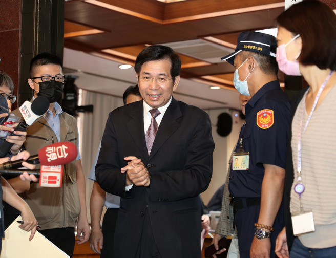 教育部长潘文忠（图）17日赴立法院教育及文化委员会报告「如何强化友善校园，织起社会安全网，守护『儿少照顾者』权益」，并于会前受访。（刘宗龙摄）