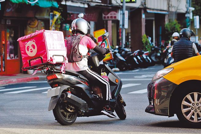 女外送员「背婴」送餐，后座箱上「1段话」网友心疼。（本报资料照片）